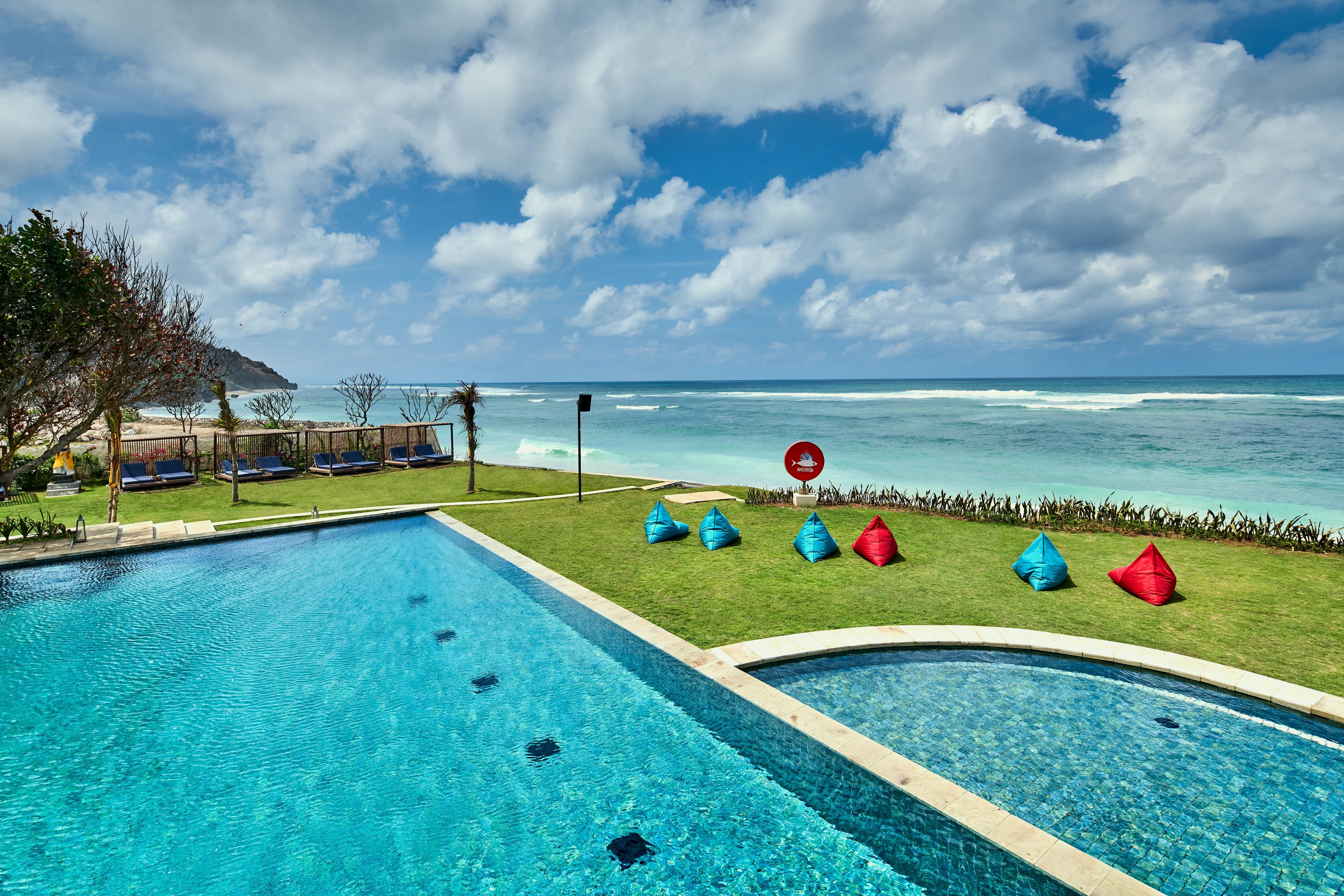 Renaissance Bali Uluwatu Resort & Spa Ungasan Zewnętrze zdjęcie View of the beach from the pool