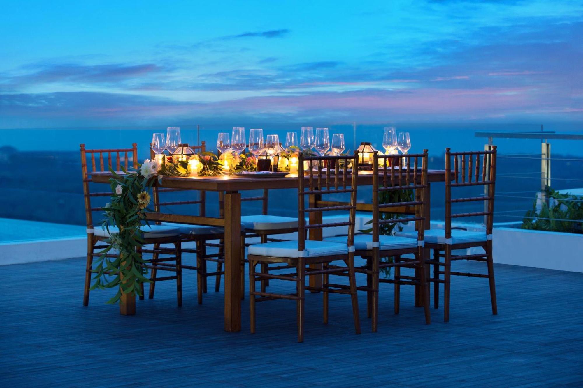 Renaissance Bali Uluwatu Resort & Spa Ungasan Zewnętrze zdjęcie A table set for a dinner party