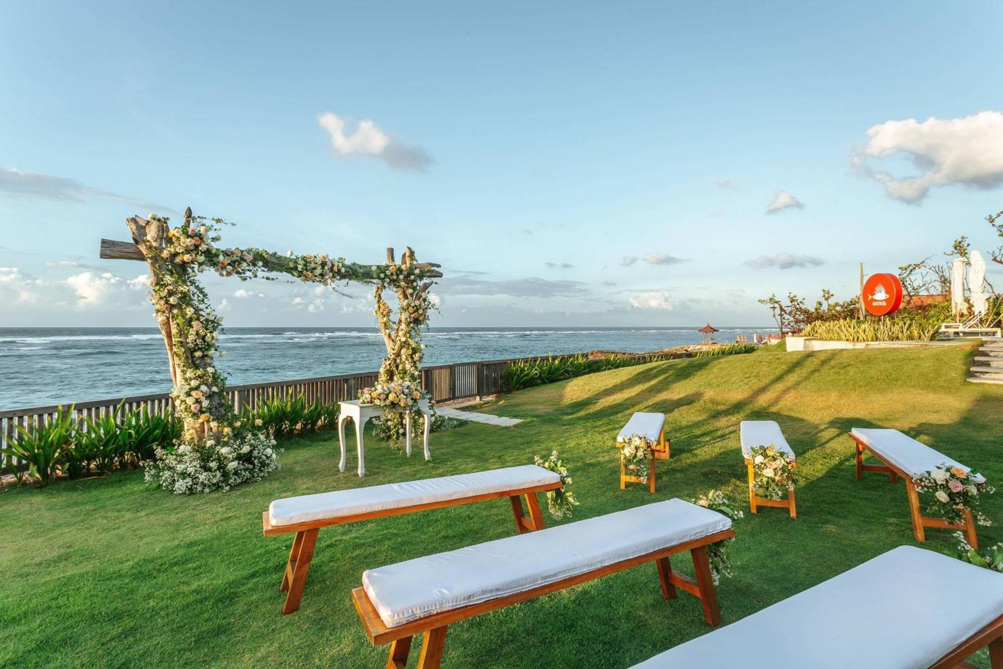 Renaissance Bali Uluwatu Resort & Spa Ungasan Zewnętrze zdjęcie The lawn at the InterContinental Resort Bali Resort