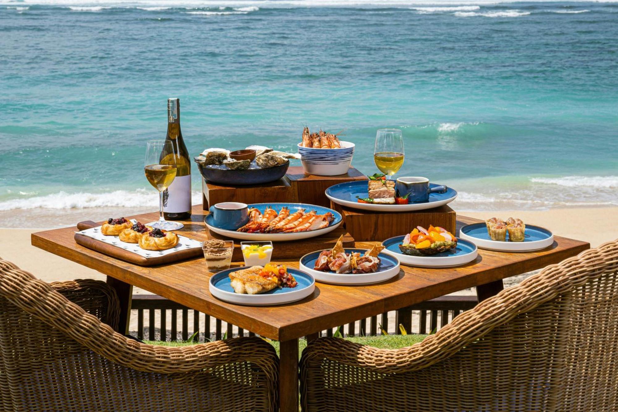 Renaissance Bali Uluwatu Resort & Spa Ungasan Zewnętrze zdjęcie A meal at the beach