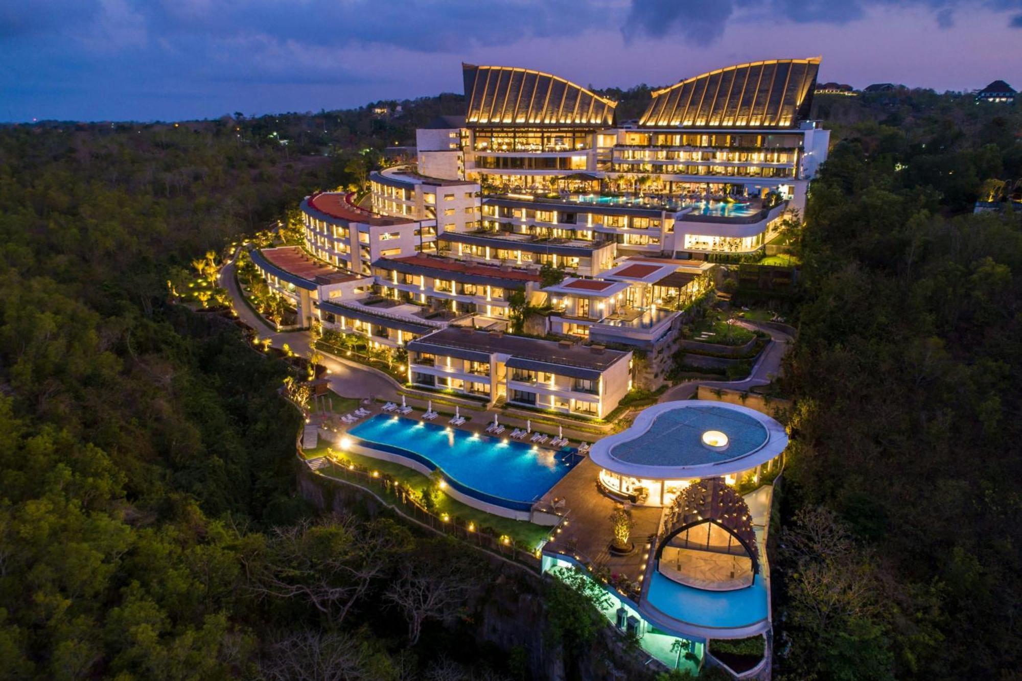 Renaissance Bali Uluwatu Resort & Spa Ungasan Zewnętrze zdjęcie The hotel at night