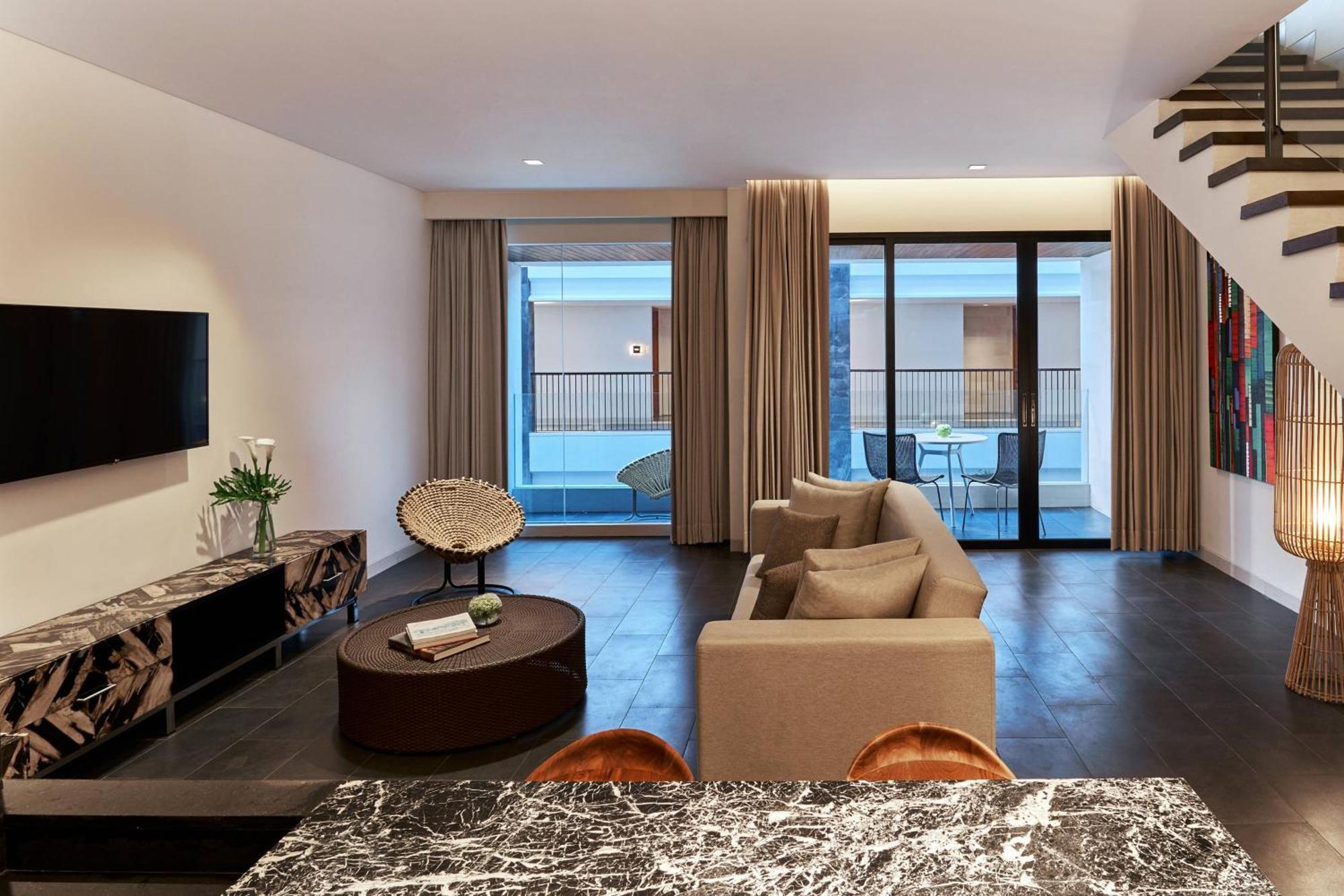 Renaissance Bali Uluwatu Resort & Spa Ungasan Zewnętrze zdjęcie A living room at The Standard East Village