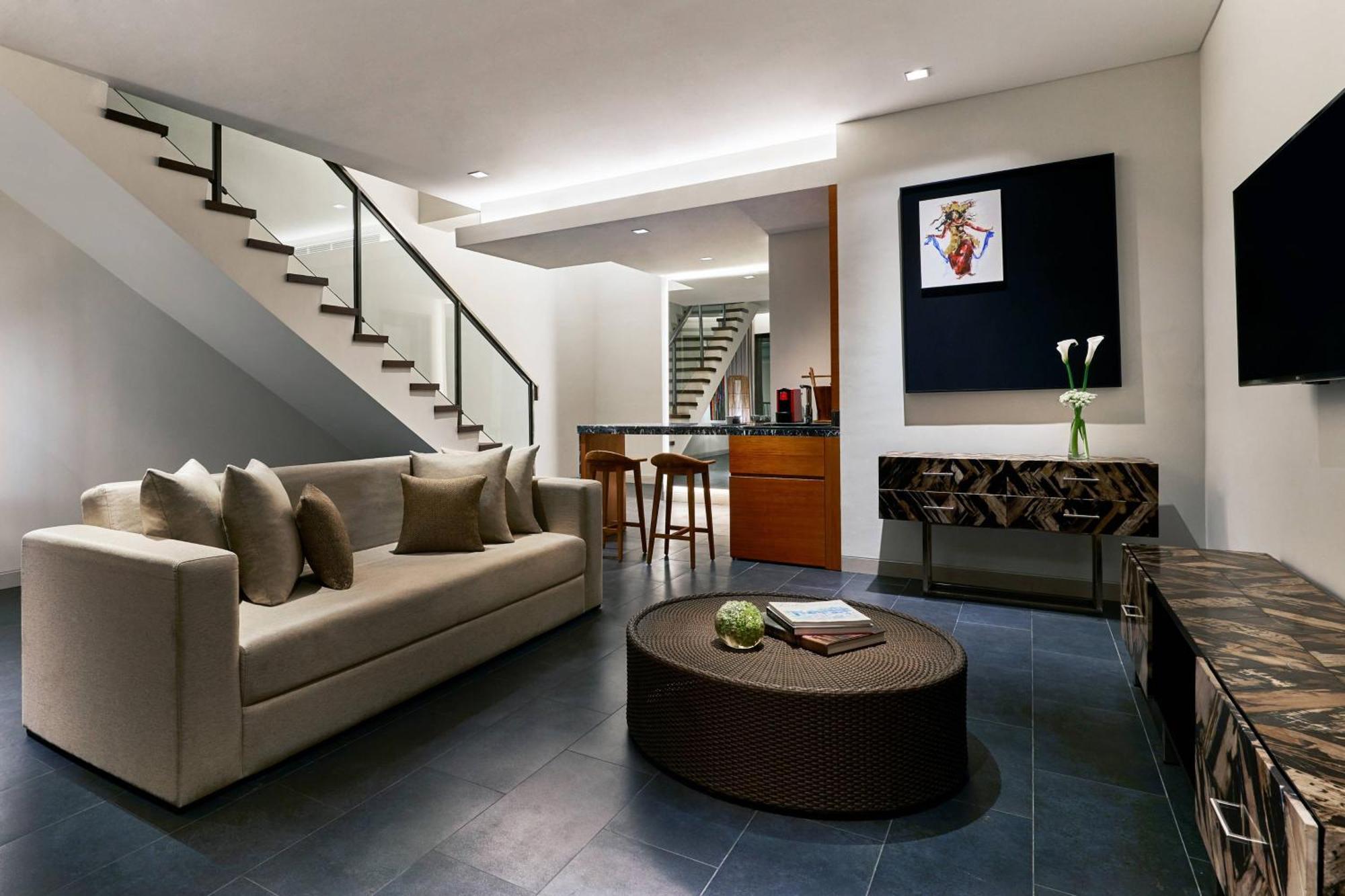 Renaissance Bali Uluwatu Resort & Spa Ungasan Zewnętrze zdjęcie A living room in a suite at the Mandarin Oriental, Hong Kong